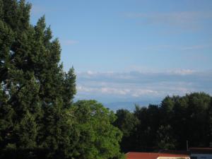 a view of trees and mountains in the distance at Ferienzentrum Bodensee in Oberteuringen