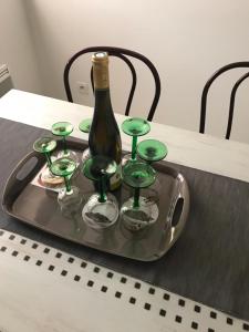 - un plateau avec une bouteille de vin et des verres sur une table dans l'établissement Appartement avec garage Colmar Centre Historique, à Colmar