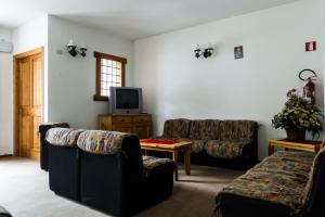 salon z 2 kanapami i telewizorem w obiekcie Hotel Valdotain w mieście Villeneuve