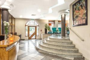 hol szpitala ze schodami w obiekcie Hotel Kaliski w Słubicach