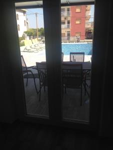 Bazén v ubytování Chill Out Beach Apartments nebo v jeho okolí
