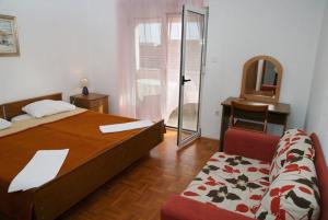Giường trong phòng chung tại Apartment Privlaka 2