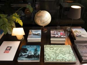 una mesa con libros y un globo encima en Refillnow! Hostel, en Bangkok