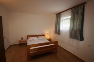 Llit o llits en una habitació de Apartments in Dramalj 5747