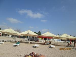un grupo de personas tumbadas en una playa con sombrillas en МЫ Вас ЖДЕМ Апартаменты у МОРЯ, en Odessa