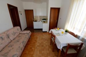ein Wohnzimmer mit einem Sofa und einem Tisch in der Unterkunft Apartment Zadar 17 in Diklo
