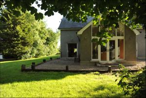 una casa con césped delante en Homeplace Retreat Bellaghy Top Rated Property for Families Min 2 nights, en Bellaghy