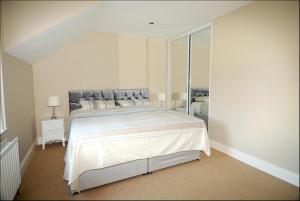 1 dormitorio blanco con 1 cama grande en una habitación en Homeplace Retreat Bellaghy Top Rated Property for Families Min 2 nights, en Bellaghy