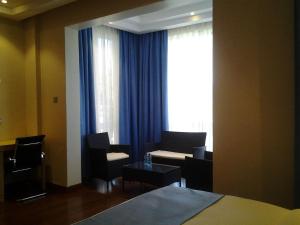 Three Steers Hotel的休息区