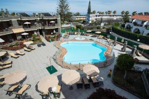 uma vista superior de uma piscina num resort em Apartamentos Don Pedro em Playa del Inglés