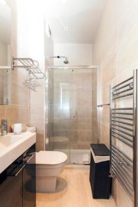 een badkamer met een douche, een toilet en een wastafel bij ItalianFlat - Old Brompton in Londen