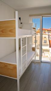 um quarto com 2 beliches e uma varanda em Topcity Hostel & Suites em Lagos