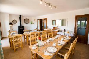 une grande salle à manger avec des tables et des chaises en bois dans l'établissement Agroturismo Sa Marina, à Alquería Blanca