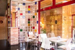 Un restaurante u otro lugar para comer en Hotel Villa de Zaragoza