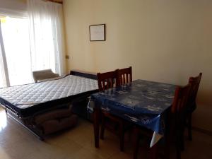 comedor con mesa, mesa y sillas en Apartamento con aire acondicionado en 1ª linea de playa edificio Molí de Vent, en Peñíscola