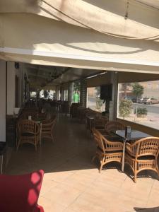un restaurant avec des tables et des chaises en bois et un avisor dans l'établissement Hotel Lucero, à Cuevas del Almanzora