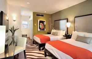 Un pat sau paturi într-o cameră la Truman Hotel