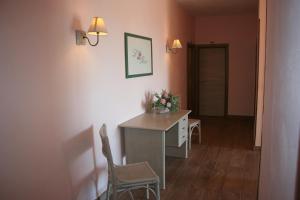 a room with a table and chairs and a hallway at Hotel Maristella in Cavo