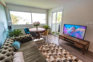 A television and/or entertainment centre at La Marina de Aiguadolç