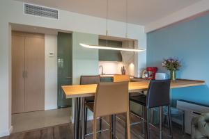A kitchen or kitchenette at La Marina de Aiguadolç