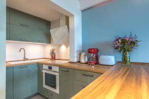 A kitchen or kitchenette at La Marina de Aiguadolç