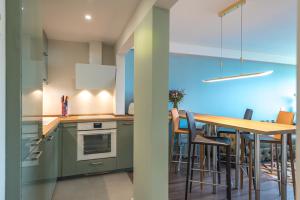 A kitchen or kitchenette at La Marina de Aiguadolç