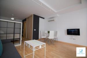 Televízia a/alebo spoločenská miestnosť v ubytovaní Apartamentos Seven Village