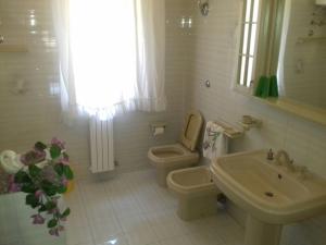 カステルサルドにあるCasa Castelsardoの白いバスルーム(トイレ、シンク付)