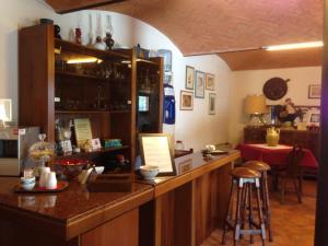 eine Bar in einem Restaurant mit einer Theke und einem Tisch in der Unterkunft Agriturismo Olianina in Villa Poma