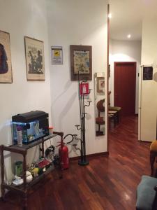 ein Wohnzimmer mit Massivholzboden und einem Hydranten in der Unterkunft B&B Baldari in Taranto