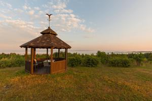 a gazebo in the middle of a field at Motel au Fleuve d'Argent in Rivière-du-Loup