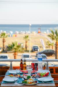 Amphora Hotel في أيفاليك: طاولة طعام وإطلالة على الشاطئ