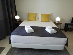 ヴィラモウラにあるGOLDEN loftのベッドルーム1室(ベッド1台、タオル2枚付)