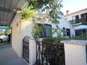 Biały dom z bramą i budynkiem w obiekcie Apartment in Porec - Istrien 9922 w Poreču