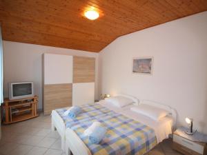 sypialnia z łóżkiem i telewizorem w obiekcie Apartment in Porec - Istrien 9922 w Poreču