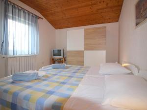 sypialnia z dużym łóżkiem i telewizorem w obiekcie Apartment in Porec - Istrien 9922 w Poreču