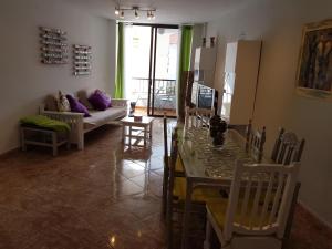 洛斯克里斯蒂亞諾斯的住宿－Los Cristianos, Nirvana Apartamento，客厅配有桌椅和沙发