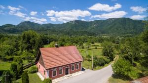 eine Luftansicht eines Hauses mit rotem Dach in der Unterkunft Gorska kuća Elin in Brod na Kupi