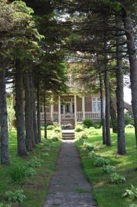 a pathway leading to a house with trees at Auberge La Seigneurie in Matane