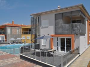 Haus mit Balkon und Pool in der Unterkunft Funtana One-Bedroom Apartment 2 in Funtana