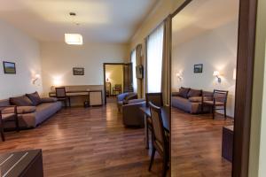 uma sala de estar com sofás e uma mesa em Tokajvár Hotel em Tokaj