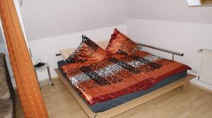 uma cama com almofadas num quarto em Ferienhaus Moni em Elmenthal