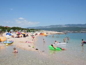 grupa ludzi na plaży z tłumem ludzi w obiekcie Apartment in Silo/Insel Krk 13588 w mieście Šilo