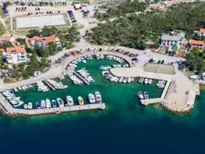 z powietrza widok na przystań z łodziami w wodzie w obiekcie Apartment in Silo/Insel Krk 13588 w mieście Šilo