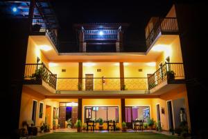 een uitzicht op een huis in de nacht bij Alto Del Valle Cafayate in Cafayate