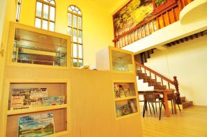 Perpustakaan di rumah tamu ini