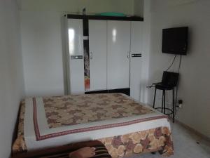 Dormitorio pequeño con cama y TV en Flat no Cézar's Park, en Caldas Novas