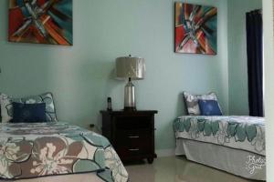 Imagen de la galería de Caymanas Estate beautiful three bedroom house, en Spanish Town