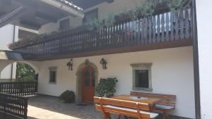 ein Haus mit einem Holztisch und einem Balkon in der Unterkunft Apartments Kaps in Bled