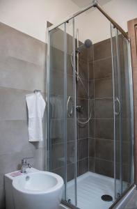 łazienka z prysznicem, toaletą i umywalką w obiekcie B&B Agata e gli altri w mieście Tortolì